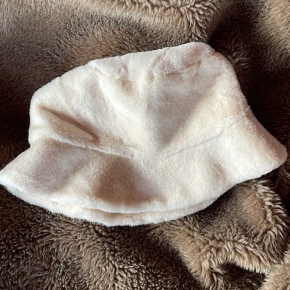Teddy Bucket Hat in Après Ski